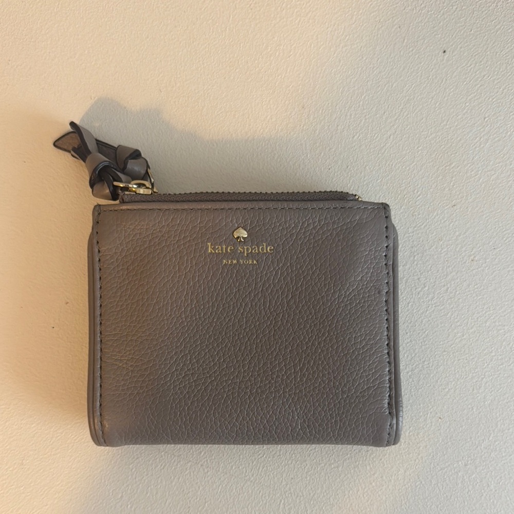 Kate Spade Gray/Beige Wallet Sleek Leather Design